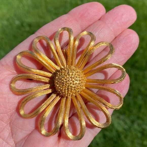 Vintage Estate Daisy Brooch Gold Tone Semi Matte